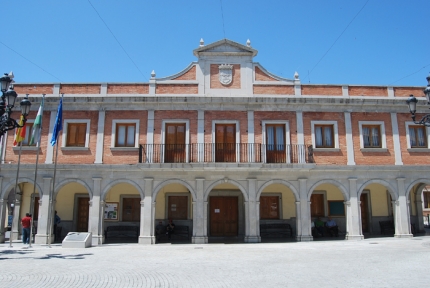 Fachada principal de la casa consistorial de Albolote. 