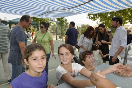 Dos niñas participan en la jornada de convivencia de Buena Vista 