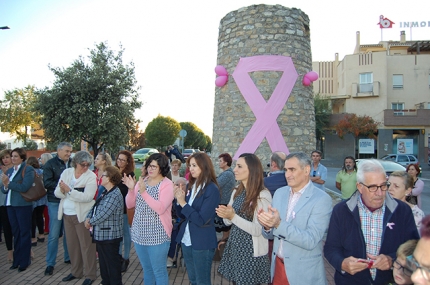 Representantes municipales y vecinos de Albolote frente al Torreón con el lazo rosa de la AECC.