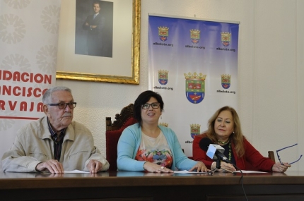 La concejala de cultura, Lidia Milena, junto a los miembros de la Fundación Francisco Carvajal