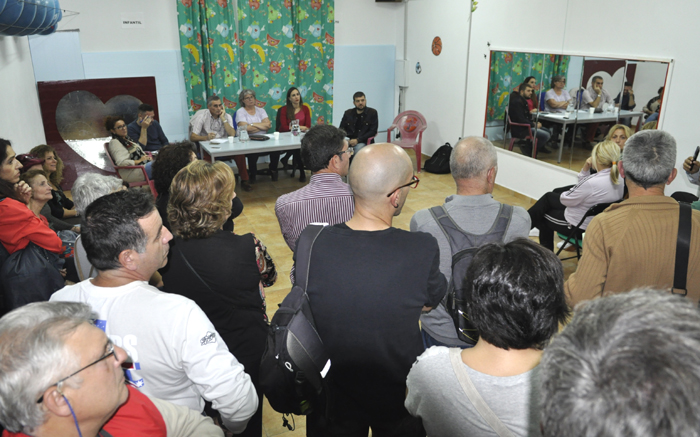El público abarrotó la sala social de la Asociación de Vecinos de El Torrreón