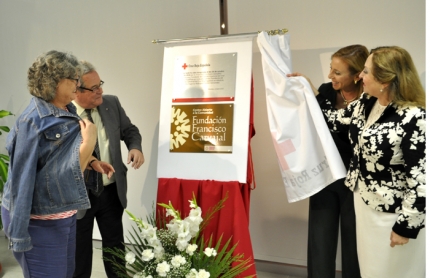 Momento en el que se descubrió la placa conmemorativa de la inauguración de la nueva sede 