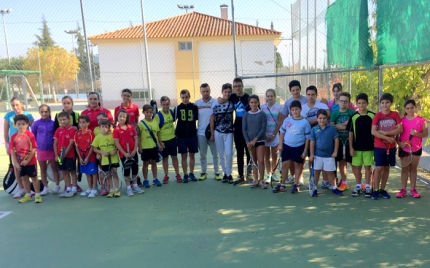 Grupo de jóvenes tenistas de las escuelas de Albolote y Deifontes al inicio de la jornada de convivencia deportiva. 