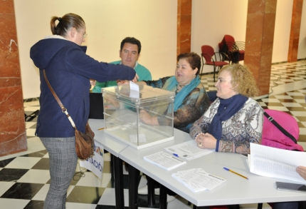 Una vecina vota en la mesa instalada en la Casa de la Cultura. 