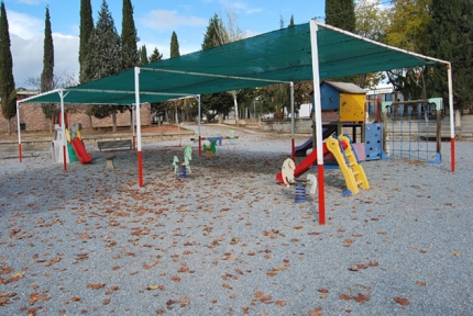 Imagen actual de la zona infantil del colegio Abadía con suelo de chinos. 