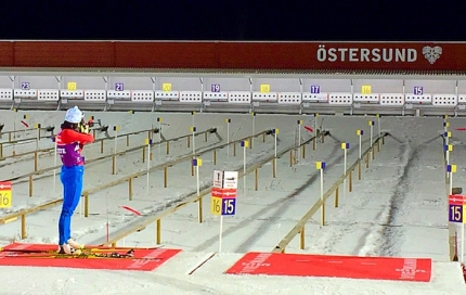 Victoria Padial en el campo de tiro del Biathlon Arena de Östersund