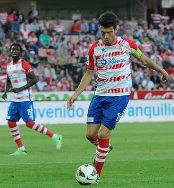 Manolo Lucena conduce el balón en un partido con la elástica del Granada CF