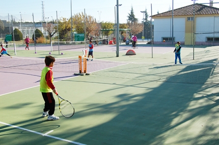 Varias competiciones amistosas de tenis en el polideportivo durante la jornada.