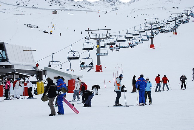 Un grupo de alboloteños esquiando en Sierra Nevada 