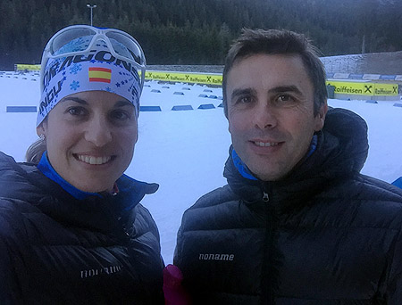Victoria Padial junto a su entrenador en la estación austriaca 