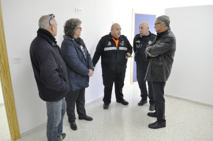 David Rama, centro, ofrece algunos detalles de las nuevas instalaciones durante la visita institucional. 