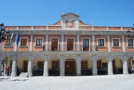 Fachada principal del edificio municipal del Ayuntamiento de Albolote 