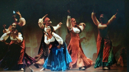 Miembros de la Compañía de Danza ZAAR durante una actuación. 