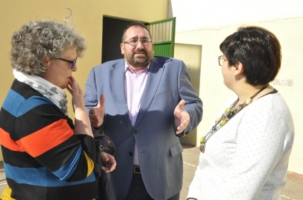 El delegado de educación, Germán González, junto a la alcaldesa de Albolote, Concepción Ramírez, y la concejala de educación, Lidia Milena 
