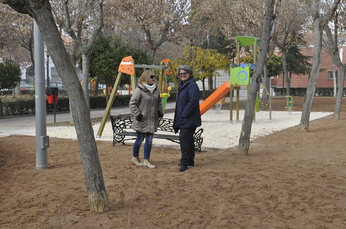 La alcaldesa, Concepción Ramírez y la concejala de medio ambiente, Montse Bailón visitan el parque Reina Sofía 
