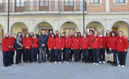 El concejal de servicios sociales, Juan Francisco Arenas, junto a las auxiliares de Ayuda a Domicilio 