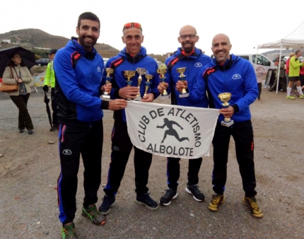 Miembros del club de Atletismo de Albolote con algunos de los trofeos de la temporada. 