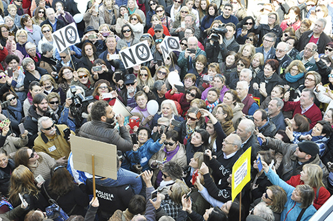 Jesús Candel apoyado por cientos de ciudadanos que le acompañaron hasta el juzgado de Albolotea