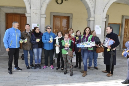 Miembros el equipo de gobierno posan junto a las voluntarias de la AECC 