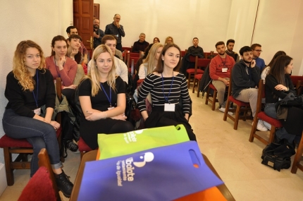 Los participantes en el programa Erasmus Plus son recibidos en el salón de Plenos 