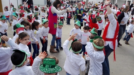 Los niños y niñas bailan la reja en el colegio San Isidro Labrador de El Chaparral 