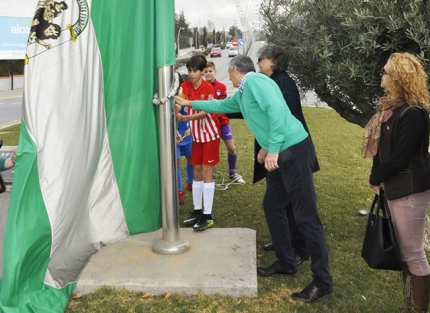 Momento del izado de la bandera de Andalucía en la rotonda del Torreón.