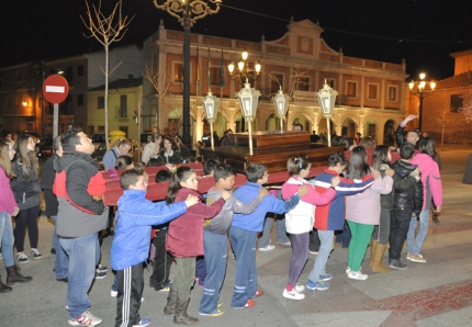 Levantá de los costaleros infantiles en el año 2014 con nutrida presencia de niños y niñas. 