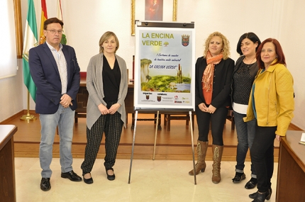 Autoridades y colaboradores en la presentación del certamen de cuentos.