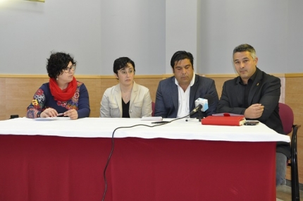 Los concejales, Lidia Milena y Juan francisco Arenas, junto con los historiadores en la presentación del estudio 