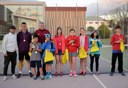 Finalista del torneo junto al concejal, Diego Valero, y el coord. de la escuela, José Manuel Tapia/.M NIEVAS.