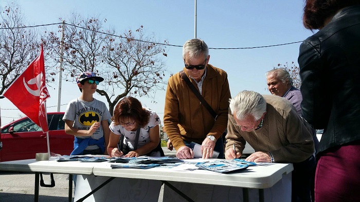 Vecinos y vecinas de Albolote firman contra la subida del agua 