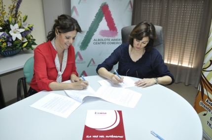 Rosa Martínez, presidenta de CAESA, y Ana Jiménez, presidenta de ASCOAL, (derecha), firman el convenio