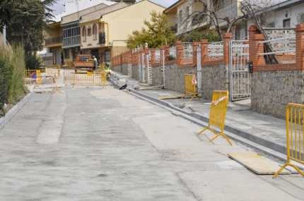 Obras de mejora que Aguasvira lleva a cabo en la calle Ángel Ganivet