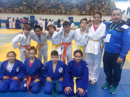 Grupo de los deportistas más jóvenes del club Blas González