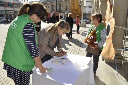 Mesa informativa de la AECC ubicada de la plaza de España 