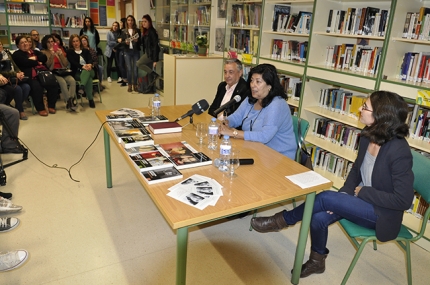 La escritora durante la charla en la biblioteca del IES Aricel.