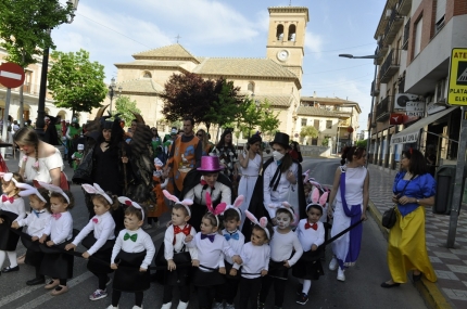 Niños y niñas en el pasacalles del día del libro 