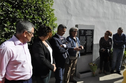 La alcadesa, Concepción Ramírez, se dirigió a los presentes en la inauguración del monolito