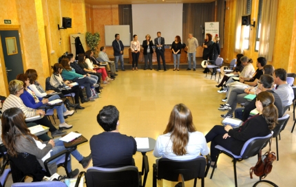 El delegado, acompañado por miembros del Gobierno Local y técnicos de Andalucía Emprende, se dirige a los integrantes de la lanzadera de empleo reunidos en Albolote. 