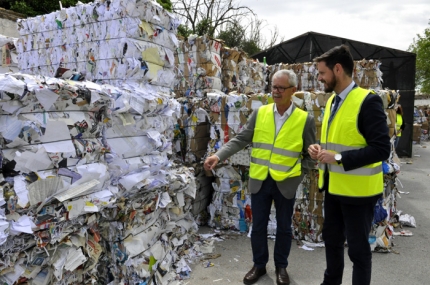 El gerente de La Cartuja, Antonio Tejeda (izda.), explica al delegado de Empleo, Juan José Martín Arcos, el trabajo de reciclaje de La Cartuja