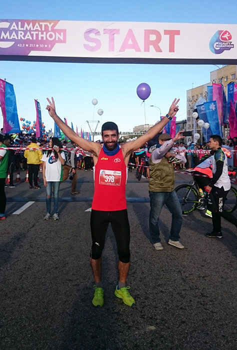 José Antonio levanta los brazos tras cruzar la meta de la maratón de Almaty