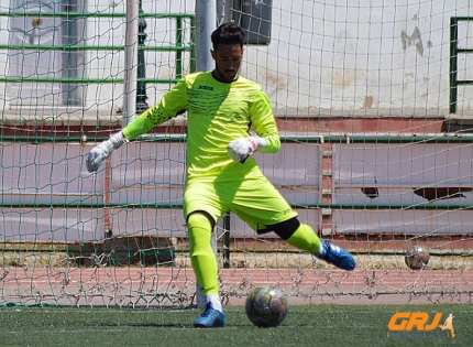 Verdejo, cancerbero del Albolote CF, con el balón durante un partido (GRJ)