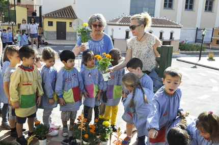 La alcaldesa y la concejala de Medio Ambiente entregan las plantas a los escolares del Lucilo Carvajal.