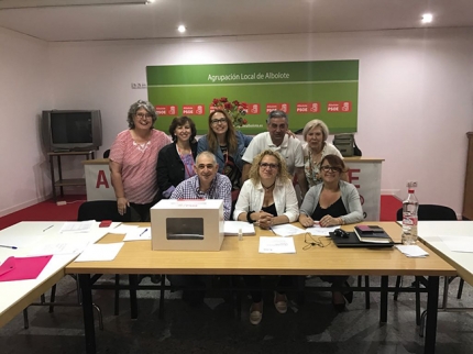 Parte de la ejecutiva del PSOE Albolote y militantes del partido durante la jornada electoral en la sede del partido.