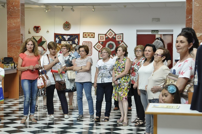 Alumnas de los talleres de patchwork, costura y bolillos en la inauguración de la exposición