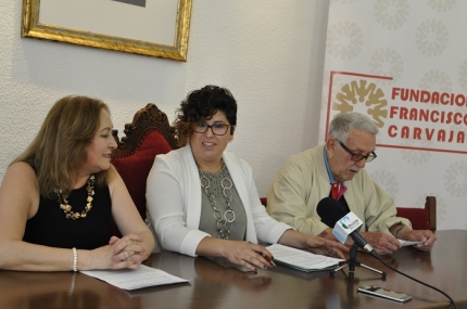 La concejala de cultura, Lidia Milena, presenta la nueva convocatoria de los premios AQA junto a los miembros de la fundación Francisco Carvajal 