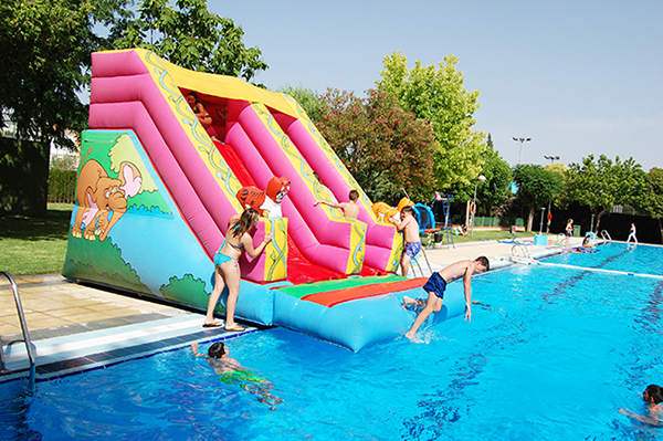 Juegos en la piscina municipal en la fiesta fin de curso del año pasado