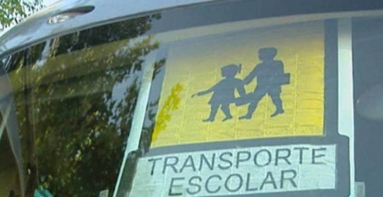 Distinto del transporte escolar en un autobús. 