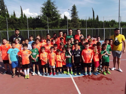 El grupo de la escuela el día de fin de curso en una de las pistas polideportivas