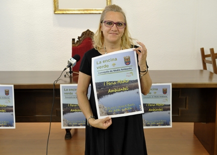 La edil de Medio Ambiente, Montse Bailón, muestra el cartel de la feria, tras presentarla a los medios locales. 